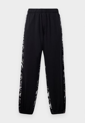 Calças de jogging pretas com cós elástico e punhos, apresentando riscas estampadas em flores cinzas e brancas ao longo das laterais exteriores das pernas.