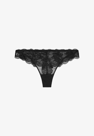 Mustat pitsiset alushousut, joissa on kaarevat reunat, kukkakuosi ja pehmeä verkkomateriaali. Herkkä, kevyt kangas mukavuutta varten.