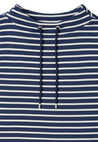 Gros plan sur un t-shirt à rayures horizontales bleu marine et blanc, avec un col rond et des cordons bleu marine passés dans des œillets métalliques.