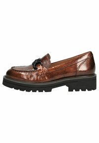 Bronzen leren loafers met een gestructureerde afwerking, voorzien van een zwarte metalen accent aan de voorkant en een robuuste zwarte rubberen zool.