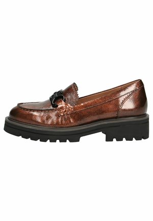Bronzefarbene Lederloafers mit strukturiertem Finish, versehen mit einem schwarzen Metallelement an der Vorderseite und einer massiven schwarzen Gummisohle.