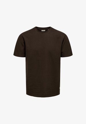 Maglietta marrone scuro a maniche corte con trama, girocollo e piccola etichetta del marchio all'interno del colletto, oltre a una discreta targhetta laterale.