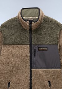Fleecejacke mit tan- und olivgrünen Abschnitten, hohem Kragen, Reißverschluss und einer Brusttasche mit Logodetail. Weicher, strukturierter Stoff.