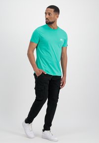 Alpha Industries SMALL LOGO - Basic póló - atomic green