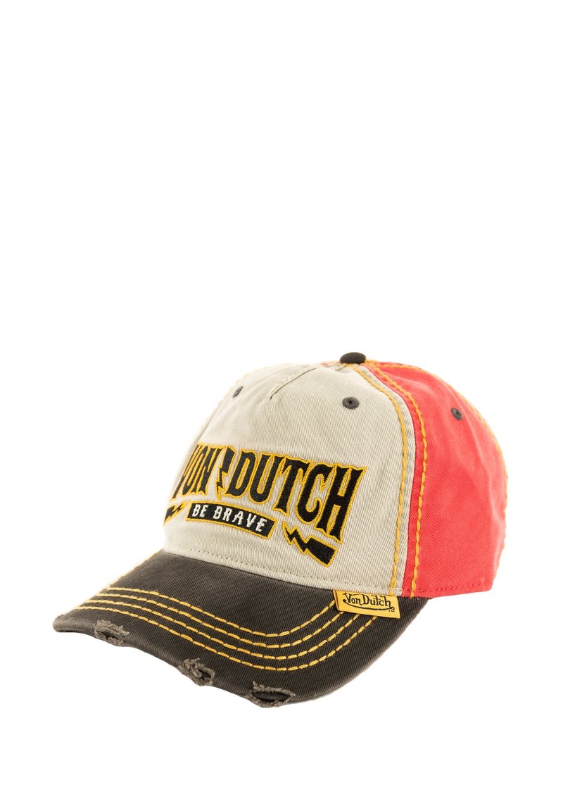 Cappello con una parte anteriore beige, pannelli laterali rossi e un becco grigio scuro. Presenta ricami "Von Dutch Be Brave" e dettagli di cucitura visibili.