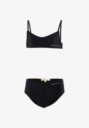 Bikini negro de dos piezas con tirantes finos en la parte superior y braguitas de cintura alta, ambos con pequeño logotipo blanco "MARNI".