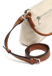 Borsa in tela con esterno beige, due scomparti con zip e una tracolla in pelle marrone. Presenta accessori in metallo argentato e dettagli testurizzati.