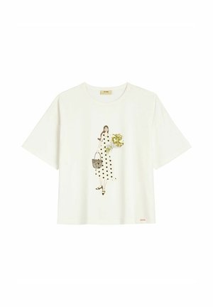 Biały T-shirt z krótkim rękawem z nadrukiem ilustracji kobiety w sukience w groszki, trzymającej kwiaty i koszyczek.