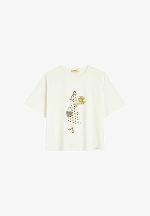 Biały T-shirt z krótkim rękawem z nadrukiem ilustracji kobiety w sukience w groszki, trzymającej kwiaty i koszyczek.