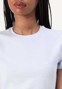 Good American SUPER STRETCH BABY TEE - Βασικό μπλουζάκι - periwinkle