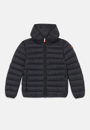 Schwarze gesteppte Daunenjacke mit hohem Kragen, durchgehendem Frontreißverschluss, zwei Seitentaschen und kleinem orangefarbenem Logo am linken Ärmel.