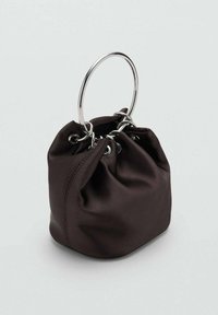 Bolso de tela marrón con un diseño fruncido, que cuenta con un asa metálica circular y ojetes, textura suave y forma compacta.