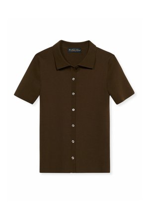 Krótki rękaw, ciemnobrązowa prążkowana koszulka dzianinowa z kołnierzykiem i z przodu sześć guzików, rozłożona na płasko na białym tle.