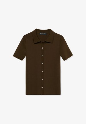 Dunkelbraunes, kurzärmeliges, geripptes Strickhemd mit Kragen und vorderer Reihe von sechs Knöpfen, flach auf weißem Hintergrund liegend.