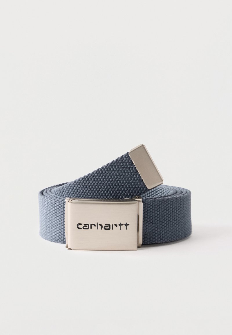 Gerollter dunkelgrauer gewebter Stoffgürtel mit einer silbernen Metallschnalle, graviert mit dem "Carhartt"-Logo auf weißem Hintergrund.
