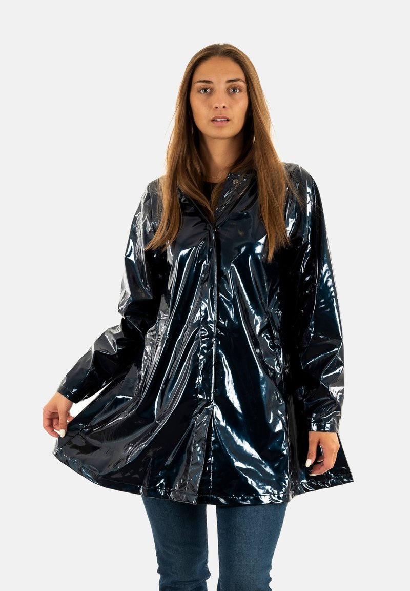 Cappotto impermeabile nero, lucido, con colletto alto, bottoni frontali e maniche lunghe, caratterizzato da una vestibilità ampia e una texture liscia e brillante.