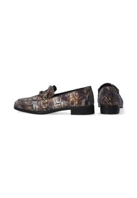 Crocodillenleer loafers geembosst in bruin en grijstinten. Voorzien van een lage zwarte hak en een strikdetail aan de voorkant voor extra design.
