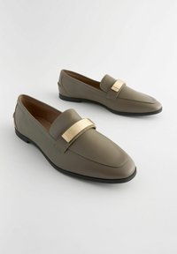 Next FOREVER COMFORT SLIM HARDWARE LOAFERS REGULAR FIT - Belebújós cipők - khaki green