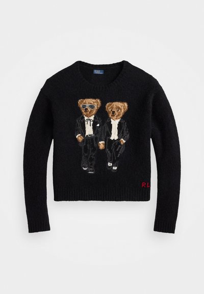 Czarny sweter z dzianiny z dwoma haftowanymi niedźwiedziami w czarnych frakach, z których jeden nosi okulary przeciwsłoneczne, oraz czerwonymi inicjałami "RL" na dolnym brzegu.