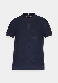 Marineblauw poloshirt met gestructureerde stof, drieknopsbies en contrasterende rood-witte strepen aan de binnenkant van de kraag.