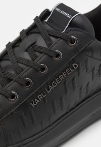 KARL LAGERFELD KAPRI MONOGRAM EMBOSS LACE - Sportbačiai - black