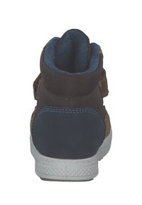 Braunes Stoff-Hochschuh mit einem dunkelblauen Absatz, weißer Sohle und Klettverschlüssen. Innenfutter aus weichem blauen Material für zusätzlichen Komfort.