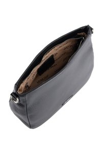 Schwarze Leder-Clutch mit strukturierter Oberfläche, Reißverschluss und beigem Innenfutter mit sich wiederholendem Logomuster.