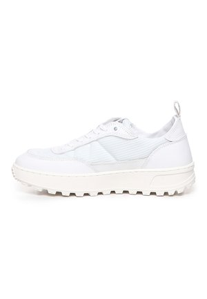 Scarpe da ginnastica bianche con tomaia in pelle liscia e mesh, suola testurizzata con trazione e punta arrotondata con chiusura a lacci.