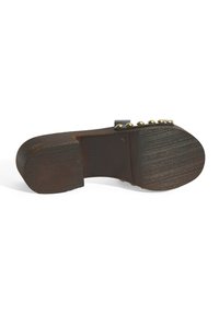 Bruine houten sandaalzool met een lichte hak, versierd met gouden studs langs de zijkant. Glad oppervlak en afgeronde vorm met een vlakke bodem.