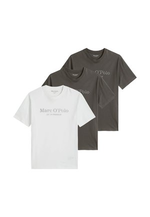 Tre t-shirts med korte ærmer og rund hals, to i mørkegrå og en i hvid, hver med teksten "Marc O’Polo" trykt foran.
