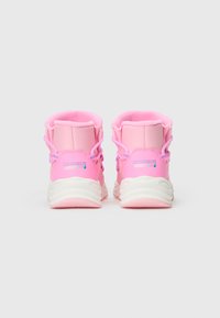 Sapatilhas altas impermeáveis cor-de-rosa com um forro interior suave, sola branca em contraste e detalhes texturizados no material e nos atacadores.