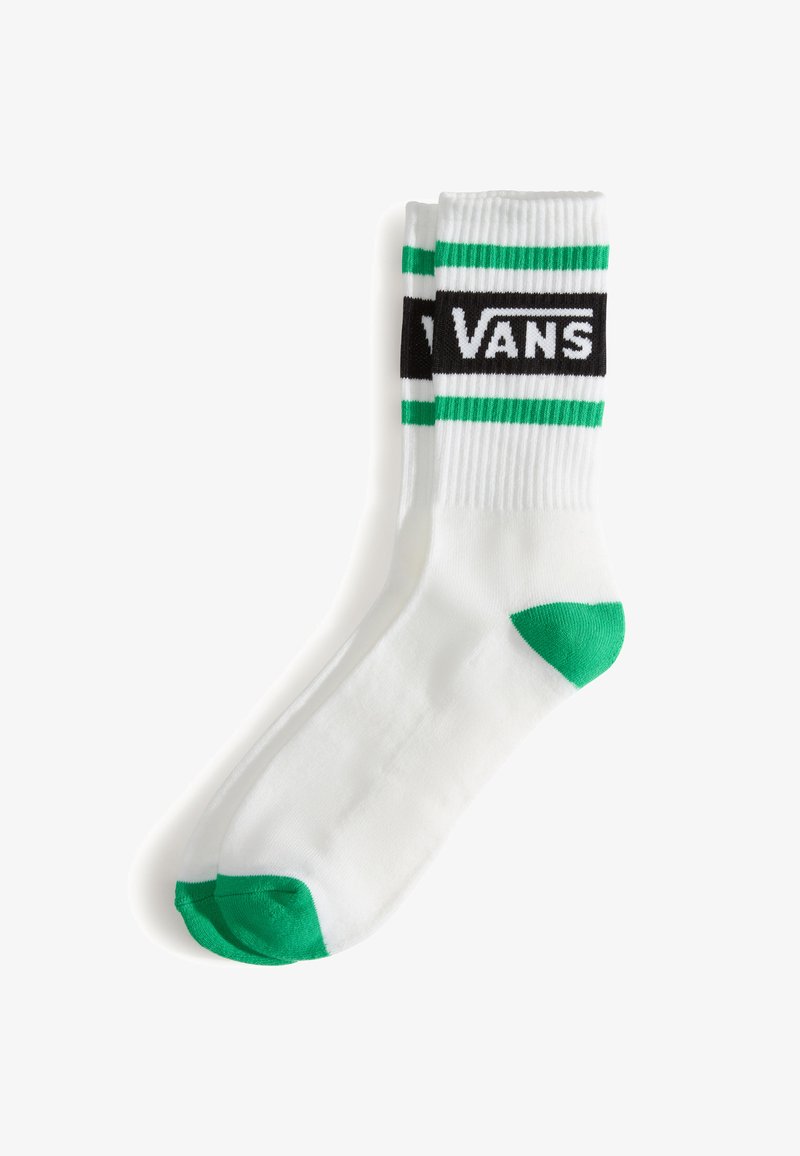 Chaussettes blanches avec des rayures noires et vertes, arborant le logo "VANS" en noir. Détails verts au talon et aux orteils. Fabriquées en matière douce.