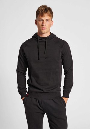 Zwarte hoodie van zacht materiaal, voorzien van een trekkoord in de capuchon, geribbelde boorden en een kangoeroezak. Eenvoudig, minimalistisch design.