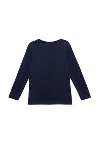 Marineblaue Langarmbluse, schlichtes Design, Rundhalsausschnitt, flach liegend mit der Rückseite nach oben auf weißem Hintergrund.