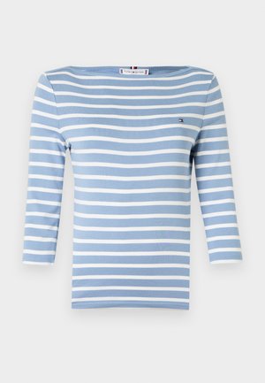 Blau-weiße gestreifte Langarmbluse mit Bootsausschnitt und Dreiviertelärmeln. Das Material ist weich, wahrscheinlich ein Baumwollgemisch, mit einem kleinen Logodetail.