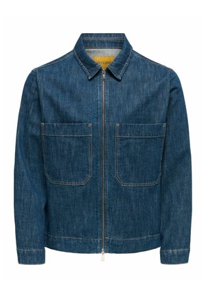 Kurtka dżinsowa w ciemnym niebieskim kolorze, z zamkiem błyskawicznym z przodu, szpiczastym kołnierzem i dwoma dużymi przednimi kieszeniami. Widoczne przeszycia ozdobne na całej powierzchni.