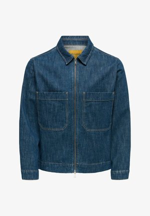 Denimjakke i mørkeblå, med glidelås foran, spiss krage og to store frontlommer. Sømmer som detaljer er synlige over hele jakken.