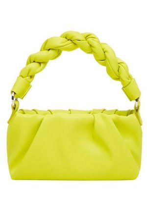 Jasnożółta torebka z miękkim, marszczonym korpusem i grubym plecionym uchwytem przymocowanym na metalowych pierścieniach po obu stronach.