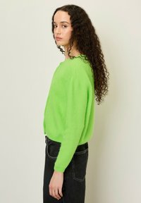 American Vintage O19EE24 - Adīta jaka - pomme fluo