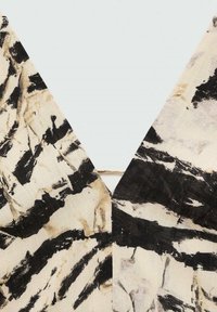 Mönstrad tyg med en krämfärgad bas, som har djärva svarta och beigea penseldrag. V-formad halsringning med en texturerad finish.