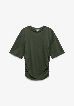 Tamnozelena T-shirt majica kratkih rukava od mekanog materijala, s nabranim detaljima sa strane i zaobljenim izrezom. Glatka tekstura, opuštenog kroja.