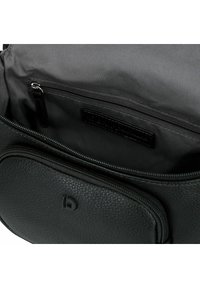 Schwarze Lederhandtasche mit texturiertem Äußeren, Reißverschlussfächern und einem glatten Stofffutter. Enthält ein Markenetikett im Inneren.