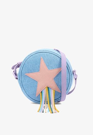 Sacoche ronde en denim bleu avec un patch étoile rose et des pompons en rubans multicolores, dotée d'une bandoulière réglable violette.