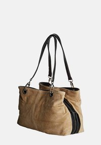 Borsa tote in suede marrone chiaro con dettagli in pelle nera. Presenta doppi manici e una chiusura laterale con zip, evidenziando una trama morbida.