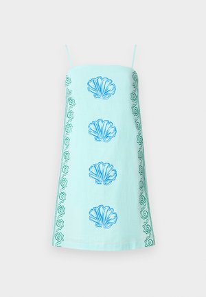 Svetlomodré šaty bez rukávov s tenkými ramienkami, zdobené štyrmi veľkými modrými mušľami po celej prednej časti a zeleným špirálovým vzorom po stranách.