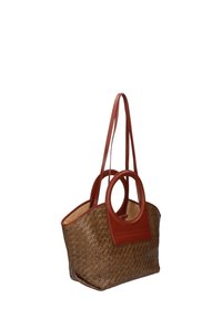 Borsa a tracolla intrecciata di colore marrone con accenti in pelle rossa, manico circolare e due tracolle. Presenta una forma strutturata e un design a tappo aperto.