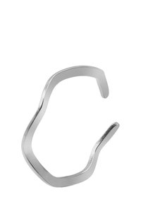 Srebrna metalowa obrączka o falistym kształcie, charakteryzująca się gładką fakturą i otwartymi końcami. Minimalistyczny design, polerowane wykończenie i lekki wygląd.
