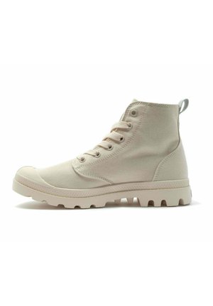 Beige hoge sneakers van canvas, met een ronde neus, rubberen zool met gripnoppen, en zes oogjes met veters.