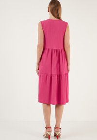 LELA REGULAR FIT - Strickkleid - fuchsia