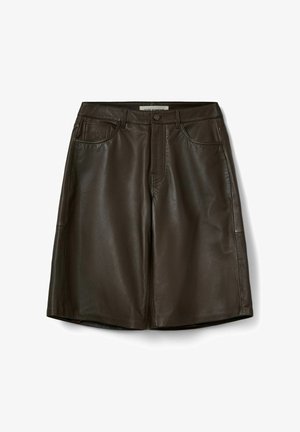 Jupe en cuir marron présentant un design classique à cinq poches, une fermeture éclair avant et un bouton. Texture lisse avec une coupe au genou.